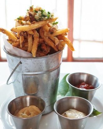 Fancy French Fries? Children and adults alike will relish in this upgraded comfort food staple. Appetizers Potato, Truffle Mayo, Truffle Fries, Gastro Pubs, Bistro Food, Garlic Aioli, Pub Food, Burger Bar, Favorite Comfort Food