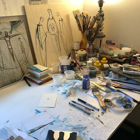 Natalia Core, Pic To Draw, Draw Clouds, Art Student Aesthetic, Artist Workspace, Student Aesthetic, Pallet Painting, Painted Books, Painting Class