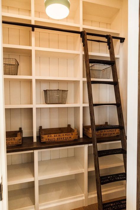 I like the bead board in the back Casa Rock, Pantry Decor, Farmhouse Pantry, Pantry Room, Pantry Shelving, Farmhouse Shelves, Kitchen Pantry Design, Pantry Design, Trendy Kitchen