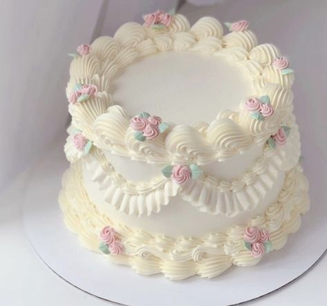 Bolo Vintage, Vintage Birthday Cakes, Mini Cakes Birthday, Pretty Dessert, Creative Birthday Cakes, Creative Birthday, Simple Birthday Cake, Cake Decorating Designs, Pretty Birthday Cakes