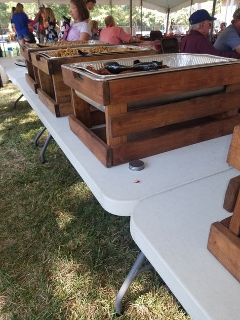 Buffet Set Up Ideas Display Catering, Chafing Dishes Ideas, Buffet Serving Dishes Food Displays, Bbq Set Up, Rustic Catering, Bbq Food Vendor Booth Ideas, Bbq Display, Bbq Buffet Wedding, Outdoor Catering Ideas Buffet Tables