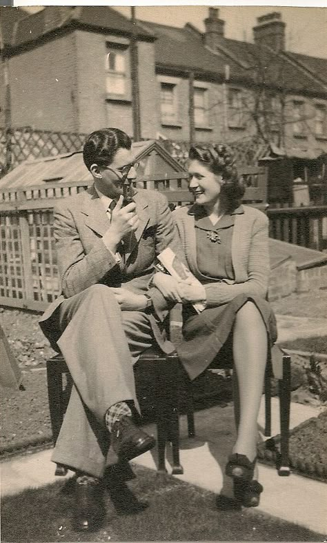 Vintage Couple Photography, 1950s Couple, Historical Couple, 70s Couple, 1940s Photography, Hate Valentines Day, Old Fashioned Love, Vintage Couple, Des Couples