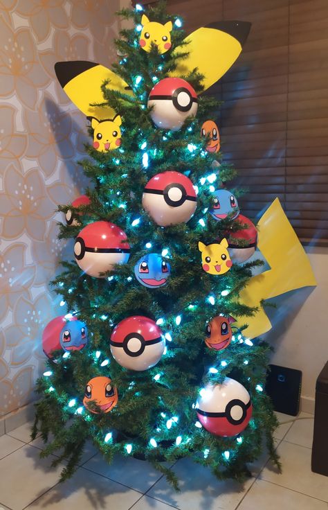 Pokemon Christmas Tree Ornaments, Pikachu Christmas Tree, Pokemon Christmas Tree Ideas, Pokemon Christmas Ornaments Diy, Pokemon Tree Christmas, Gaming Christmas Tree, Pokemon Christmas Decorations, Pokemon Ornaments Diy, Pokémon Christmas Tree