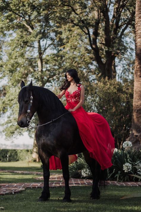 Quinceañera Photoshoot Ideas With Horses, Horse Quinceanera Pictures, Quince Photoshoot Ideas With Horse, Quinceanera Horse Pictures, Quince Horse Photoshoot, Vaquera Quinceanera Ideas, 15 Photoshoot Ideas, Quince Picture Ideas, Quinceañera Photoshoot Ideas