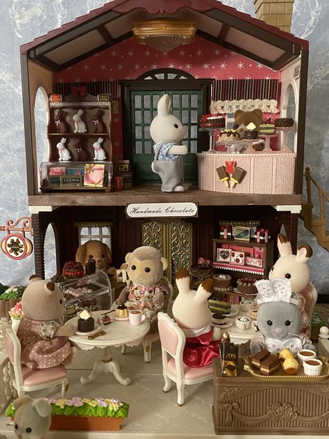 Calico Critters Village Diy, Calico Critter Set Up, Calico Critter Shelf, Sylvanian Families House Makeover, Calico Critters Storage, Calico Critter Display, Diy Sylvanian Families, Calico Critters Display, Sylvanian Aesthetic