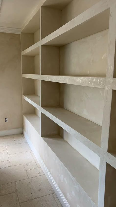 Sheetrock Shelves, Cement Wardrobe Design, Drywall Shelves, Concrete Closet, Concrete Shelves, Concrete Interiors, Showroom Interior Design, Concrete Kitchen, Venetian Plaster