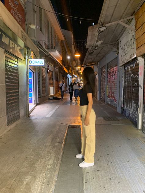 greek alley pic aesthetic Alley Photoshoot, Dark Alley, Pic Aesthetic, Cute Photo Poses, Insta Pics, Best Friend Pictures, Pose Ideas, Insta Photo Ideas, Insta Photo