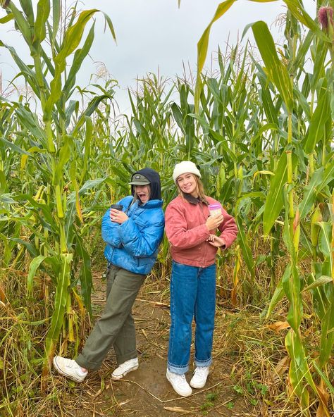 90s Camping Outfit, Granola Layering Outfits, Granola Sweater Outfits, Rainy Granola Outfit, Rainy Day Granola Outfit, Field Work Outfit, Salty Granola Outfits, Granola Girl Outfits Winter, Salted Granola Outfits