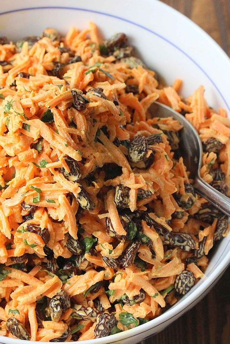 This carrot and raisin salad had a magical depth to it, with the curry mixed with the mayo and other ingredients, perfect for picnics and BBQs. Carrot And Raisin Salad, Pineapple Salad Recipes, Raisin Salad, Carrot Raisin Salad, Summer Meal Ideas, Homemade Tamales, Party Side Dishes, Sprouts Recipes, Carrot Salad Recipes