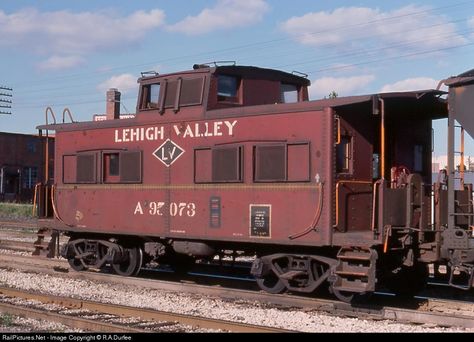 RailPictures.Net Photo: LV A95073 Lehigh Valley caboose at Akron, Ohio by R.A.Durfee Train Caboose, Train Spotting, Railroad Images, Railroad History, Pennsylvania Railroad, Railroad Photos, Rail Car, Old Trains, Akron Ohio