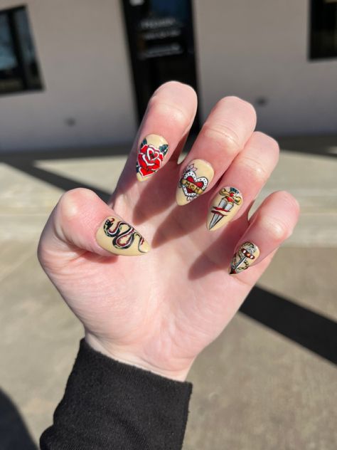 Old School Flower Nails, Old School Nails Designs, American Traditional Nails, Traditional Tattoo Nail Art, Traditional Tattoo Nails, Old School Flower Nail Design, Old School Nails, Nail Branding, Tattoo Nails