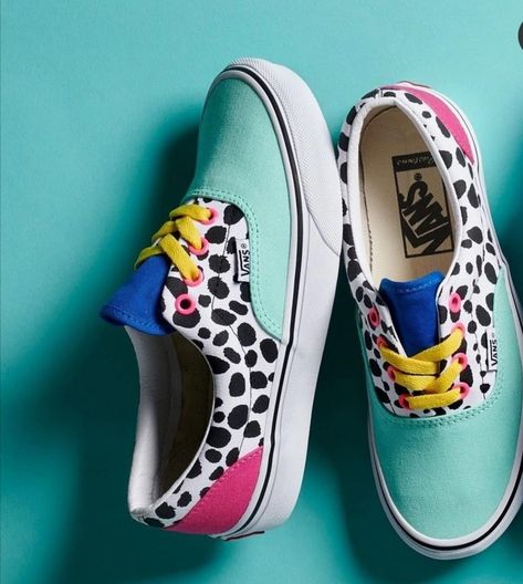 Paint Sneakers Diy, Posca Shoes, Canvas Shoes Diy, Upcycle Shoes, Painted Shoes Diy, Custom Sneakers Diy, Painted Canvas Shoes, Custom Painted Shoes, Tenis Vans