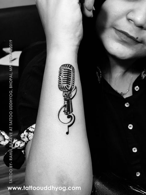 Minimal Microphone Tattoo, Tattoos For Singers Music, Female Music Tattoo, Tattoo Ideas For Singers, Music Tattoo Microphone, Tattoo For Singers, Small Microphone Tattoo, Music Mic Tattoo, Music Neck Tattoo