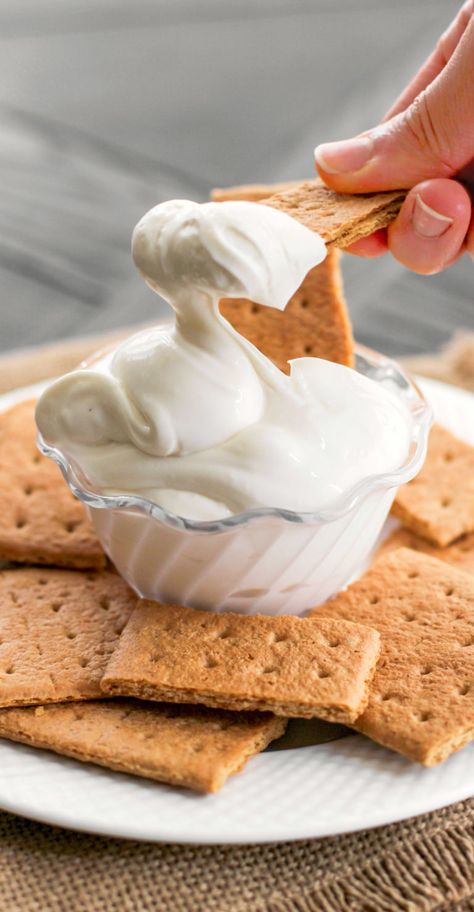 This 90-calorie Cheesecake Dip is ultra creamy, sweet, and satisfying. It tastes just like cheesecake batter, except it's sugar free, low fat, low carb, and high protein! All you need are 4 ingredients and a few minutes to make this secretly healthy, no-bake dessert dip! 4 Ingredient Desserts, Dip Healthy, Smores Dessert, Dessert Dip, Prep Food, Low Fat Low Carb, Healthy Cheesecake, Keto Os, Low Carb Low Fat Recipes