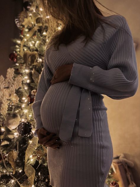 Maturnity Sweater Dress, Christmas Outfit Ideas For Pregnant Women, Pregnant Christmas Aesthetic, Pregnancy Sweater Dress, Pregnancy Winter Dress, Christmas Maternity Dress, Maternity Christmas Tree Photo, Christmas Party Maternity Outfit, Pregnant New Years Outfit