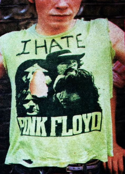 Pink Floyd Aesthetic, Nana Clothes, Johnny Rotten, 70s Punk, Pink Floyd Shirt, Punk Design, Dating Girls, Punk Scene, Punk Outfits