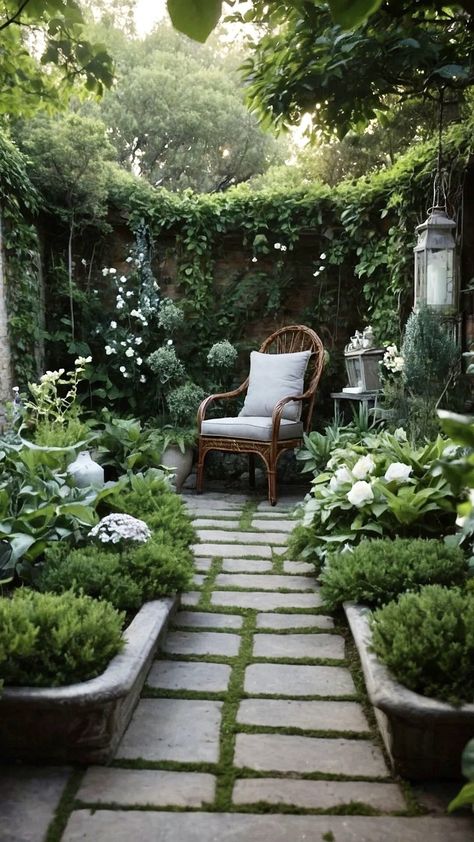 Small Yard Secret Garden, Small English Garden Design, Green House Inspiration, Landscaped Garden Ideas, Secret Garden Ideas Backyard, Small Secret Garden Ideas, The Secret Garden Aesthetic, Secret Garden Backyard, Small Secret Garden