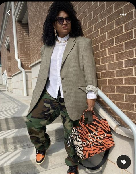 Casual Outfits With Blazers For Women, New York Street Style Women, Camo Pants With Blazer Outfit, Army Fatigue Pants Outfit Black Women, Sneaker Fits Women, Blazer And Cargo Pants Outfit, Camo Pants And Blazer Outfit, Outfits With Long Jackets, How To Dress Up Sneakers