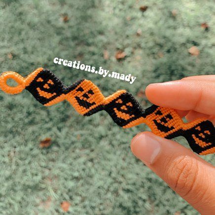 Spooky Friendship Bracelet, Fall Bracelet Ideas String, Fall String Bracelets, Fall Friendship Bracelets Patterns, Fall Bracelet Patterns, Fall Friendship Bracelets, Poster Design Ideas, Pony Bead Bracelets, String Bracelet Patterns