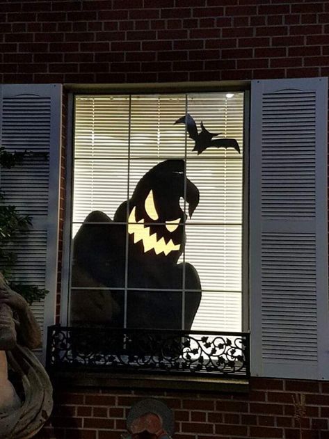 Halloween House Window Display, Halloween Windowsill Decorations, Window Shadow Halloween, Easy Diy Halloween Window Decorations, Halloween Window Art Paint, Halloween Window Ideas, Window Halloween Decorations, Window Halloween Decor, Halloween Window Painting Ideas