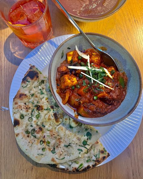 Eating Out in London - at TH@51 Restaurant and Bar @taj51bg @sjctaj Really been satisfying my home-sickness this past week with all the Indian food I could get my hands on! Here’s what we ate for dinner the other day at St. James’ Court, a Taj Hotel: 1. Kadhai Paneer with Garlic Naan 2. Dhansak with Berry Pulao 3. Gulab Jamun Cheesecake 📌 SAVE THIS for your next trip to London & 🌟 Follow me @lifeonmyplate for more Travel Tips & Food inspiration from London / around the world🌟 ****... Gulab Jamun Cheesecake, London Dinner, Dinner In London, Taj Hotel, Indian Dinner, Garlic Naan, Trip To London, Gulab Jamun, St James