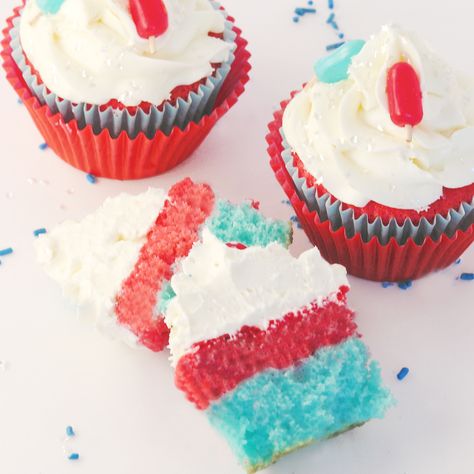 Bomb Pop Cupcakes!!! Hedgehog Cupcake, Bomb Pops, Pop Cake, Pop Cupcakes, Bomb Pop, Cake Bites, Oreo Pops, Creative Desserts, Caramel Cookies