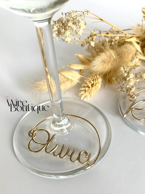 Elevate your wedding breakfast (or any other special occasion!) with personalised wine glass name charms! 🥂 These drink tags are incredible versatile - not only can they serve as personalised guest favours, but they also make stunning table place settings, bridal party hen do gifts, cherished keepsakes for your bridesmaids, etc. The possibilities are endless! 💫  Each charm is meticulously crafted to add a touch of sophistication and individuality to your special day, evening reception, hen do Wedding Guest Glasses, Name Place Settings Wedding, Wedding Guests Ideas, Wedding Gift Ideas For Guests, Wine Glass Name Tags, Italy Display, Wedding Guest Gift Ideas, Anniversary Dinner Ideas, Wine Charms Diy