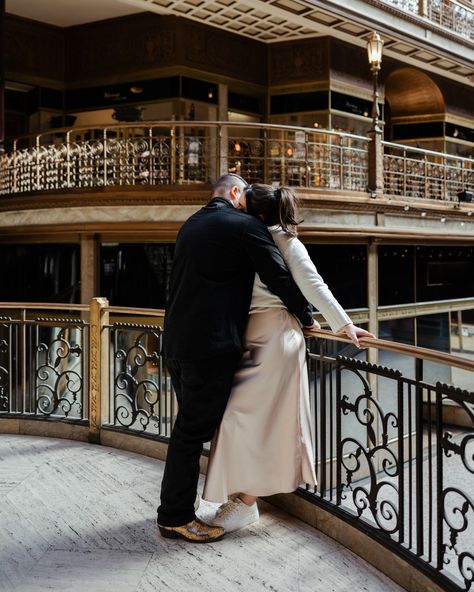 When we think of the things that make Cleveland iconic... The Arcade is absolutely on that list 🔥 Reference Couple, Poses Portrait, Pose Portrait, Poses Couples, Couples Portrait, Photoshoot Portrait, Couple Poses Reference, Aesthetic Couple, Couples Portraits