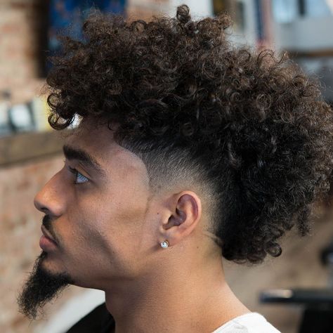 Boys and girls applying different colors to their hairs and enhancing their style game.Recently the black guys with blonde hairs are raising quite a few eyebrows.To know more https://bit.ly/2CDFBN0 #blackguyswithblondehairs #Fashionterest Curly Mohawk Hairstyles, Burst Fade Mohawk, Types Of Fade Haircut, Curly Afro Hair, Mohawk Haircut, Mohawk Hairstyles Men, Curly Mohawk, Curly Hair Fade, Tapered Haircut