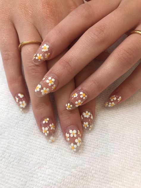 Daisy Flower Nail Art, White Flower Nails Design, Daisies On Nails, Nails With Daisy Flower, White Daisy Nails, Dainty Flower Nails, Daisy Nails Design, Nude Flower Nails, Daisy Flower Nails