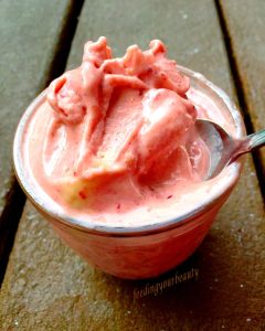 4-Minute, 4-Ingredient Nectarine Strawberry Vegan Ice Cream Nectarine Ice Cream, Nectarine Recipes, Crisps Recipe, Dairy Free Ice Cream, Stone Fruits, Banana Ice Cream, Soft Serve Ice Cream, Cashew Butter, Vegan Ice Cream