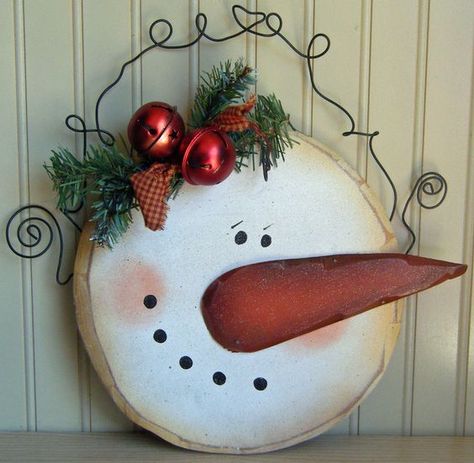 25 Rustic Wood Slice Christmas Decor Ideas Wooden Snowman, Wood Slice Crafts, Craft Wood, Snowman Faces, Christmas Wood Crafts, Snowman Decorations, Wood Christmas, Snowman Crafts, Primitive Christmas