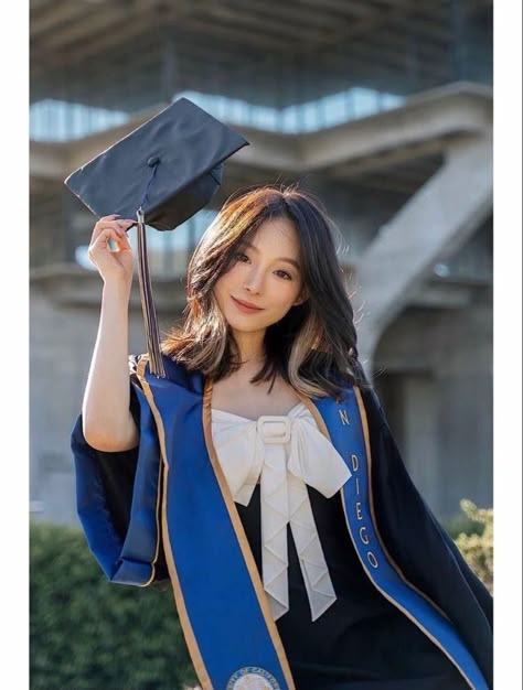 Graduation Outfit Ideas Korean, Map Photoshoot, Korean Graduation Outfit, Pre Convo Photoshoot Idea, Graduation Pictures Studio, Graduation Pictorial Studio, Family Graduation Photoshoot, Creative Shot For Graduation Studio, Korean Graduation