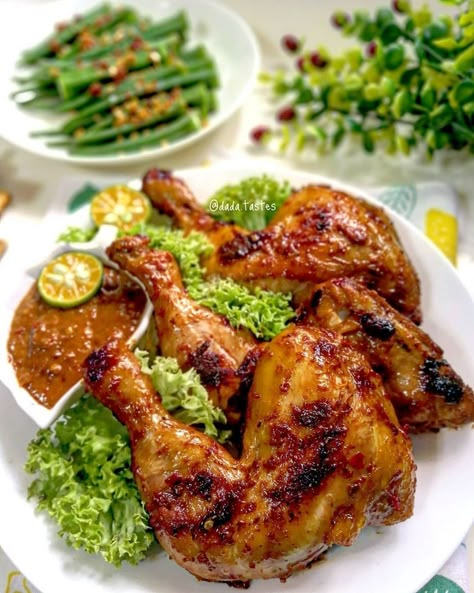 Resep olahan ayam ala restoran © 2020 brilio.net Malay Food, Vegan Junk Food, Berbuka Puasa, Ayam Bakar, Indonesian Cuisine, Yummy Chicken Recipes, Asian Cooking, Chicken Flavors, Food Plating