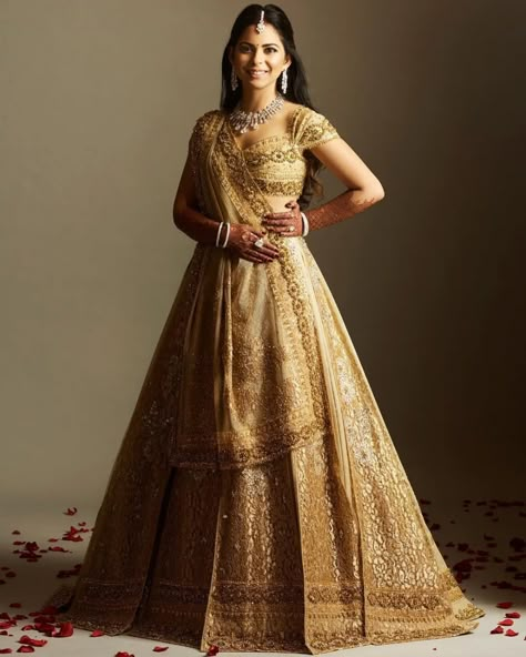 Shimmery And Glamourous Golden Lehengas Donned By Real Brides Isha Ambani Wedding, Silver Evening Gowns, Isha Ambani, Ambani Wedding, Golden Lehenga, Radhika Merchant, Nita Ambani, Flowy Gown, Reception Lehenga