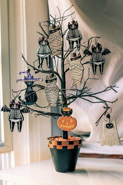 Halloween tree with mummies by Kilkennycat, via Flickr Spooky Cats, Halloween Clay, Adornos Halloween, Halloween Tree, Halloween Diy Crafts, Halloween Trees, Halloween Inspiration, Halloween Deco, Fete Halloween