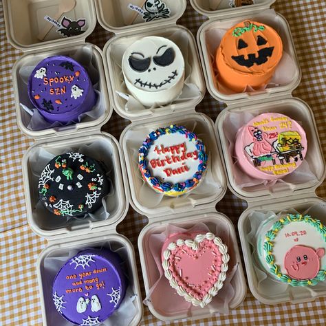 Lunchbox Cake Halloween, Halloween Lunchbox Cakes, Halloween Bento Cake, Lunchbox Cake Ideas, Mini Halloween Cakes, Halloween Mini Cakes, Halloween Lunch Box, Chocolate Cake Recipe Moist, Christmas Cookies Gift