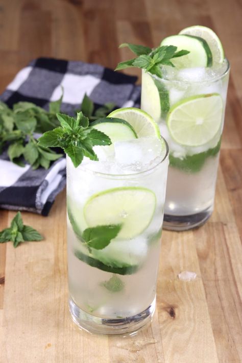 Cucumber Mojitos are one of the most refreshing and delicious cocktails you'll ever taste! Great for hot summer days and so easy to mix up by the glass. Easy Rum Cocktails, Refreshing Rum Cocktails, Cucumber Mojito, Lime Cocktails, Rum Cocktails Easy, Lime Mojito, Summertime Cocktail, Lemonade Cocktail, Simple Syrup Recipes