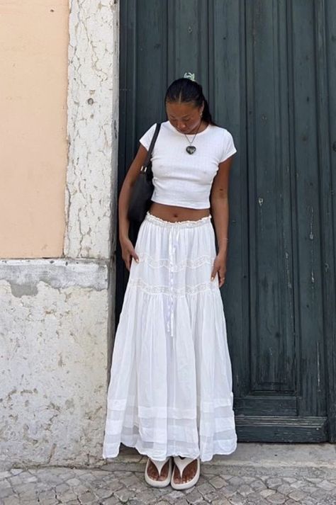 White Layered Skirt Outfit, Long Skirt Beach Outfit, Maxi White Skirt Outfit, Less Is More Outfit, Bohemian Skirt Outfit, Layered Skirt Outfit, White Maxi Skirt Outfit, Hippie Elegante, Long White Skirt