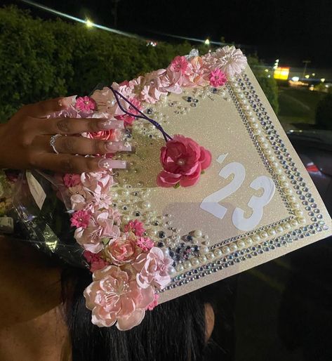 College Grad Cap Ideas, Graduation Cap Decoration Diy, Graduation Look, High School Graduation Cap, College Graduation Cap Decoration, Grad Hat, Grad Cap Designs, 8th Grade Graduation, Diy Graduation Cap