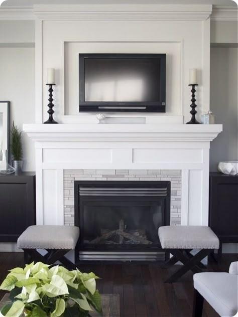 Simple fireplace surround Design Camino, Tv Over Fireplace, Simple Fireplace, Fireplace Update, Fireplace Remodel, Home Fireplace, Fireplace Makeover, Room Remodeling, Living Room With Fireplace