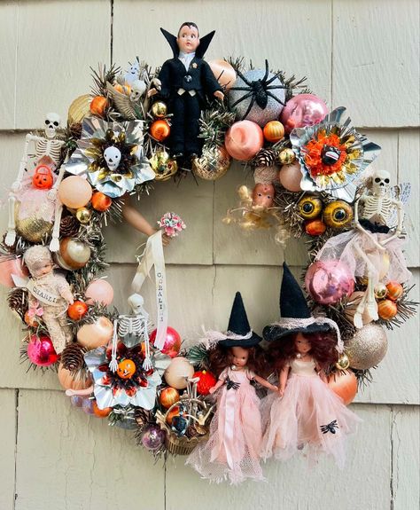 ChristmasOnBelmont | Fall is finally here 🍁🧡🍂🧡🎃 First custom order wreath almost finished. I need to add a few more details to personalize it for a sweet… | Instagram Cute Wreath Ideas, Vintage Wreath Ideas, Wreath Hanging Ideas, Kitschy Halloween, Halloween Assemblage, Spooky Projects, Vintage Halloween Crafts, Halloween Wreath Ideas, Fall Wreath Ideas