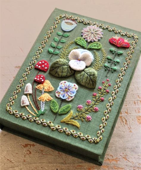 This lovely box top is decorated with a stumpwork pansy and some lovely appliquéd and embroidered felt elements. This is the work of Chigusa Inoue.  Image courtesy of https://pienisieni.exblog.jp/25710186/ Embroidery Book Cover, Embroidered Book, Diy Hand Embroidery, Creative Notebooks, Book Cover Diy, Embroidered Felt, Felt Book, Felt Embroidery, Embroidery Book