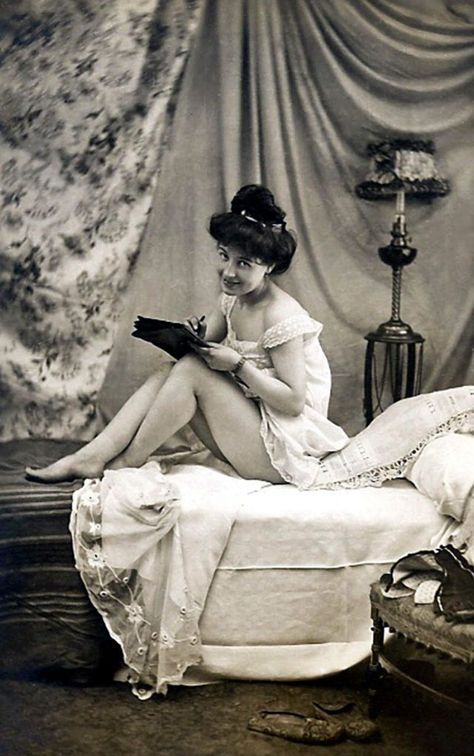 28 Cool Vintage Pics That Show What Saucy Victorian Ladies Looked Like ~ vintage everyday Vintage Brothel Photos, Victorian Photography Weird, Old Victorian Pictures, Victorian Seance Aesthetic, Victorian Portraits Woman, Vintage Woman Photography, Victorian Woman Aesthetic, Victorian Brothel, Vintage Model Photography