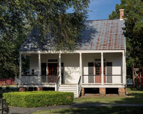 Structures Cajun House Plans, Creole Cottage Decor, Cajun Cottage, Acadian Cottage, House On Stilt, Bayou House, Acadian Homes, Louisiana Plantations, Creole Cottage