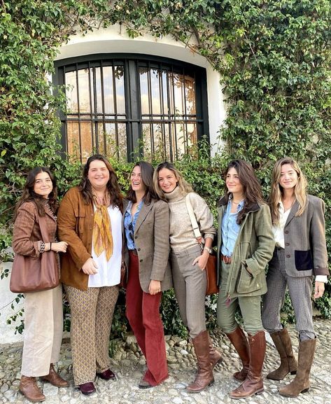 Rural Outfit Style, Irish Style Fashion Women, Ireland Street Style, English Countryside Outfit, English Country Fashion, Countryside Outfit, Countryside Fashion, Country Fashion, Street Style Winter