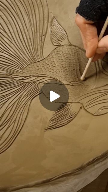 NoRo by Noam Rosenberg - Art - Design - Ceramic on Instagram: "Decoration of a beautiful fish on a large serving plate. By NoRo @noamrosenberg.art Thank you Yaron minkowski @minkowskiy for the collaboration . . . #ceramicsofinstagram #keramik #satisfingvideos #ceramicartist #satisfying #modernceramics #satisfyingvideos #howitsmade #handbuiltceramics #howitsdone #contemporaryceramics #ceramicart #handmadepottery #ceramicsart #pottersofinstagram #fishprint #naturart #craft #handmade #ceramicstudio #fish #functionalceramics #handmadeceramics #ceramica #instaceramics" Ceramic Fish Sculpture, Instagram Decoration, Fish Clay, Ceramic Fish Plate, Fish Pottery, Ideas For Clay, Pottery Fish, Clay Fish, Clay Painting