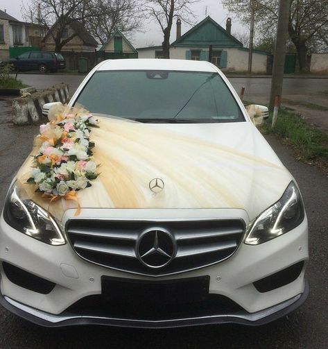 Wedding Ride, Car Decorations Ideas, Wedding Car Decor, Wedding Night Room Decorations, Wedding Car Deco, Car Decoration Ideas, Outside Fall Decor, Bridal Car, Wedding Car Decorations