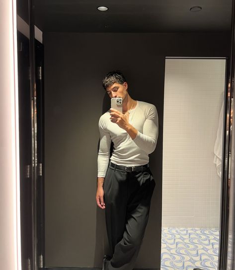 Pawsitive Vibes, Gentleman Aesthetic, Gym Outfit Men, Mens Casual Dress Outfits, Street Fashion Men Streetwear, Mirror Pics, Guys Clothing Styles, Cool Outfits For Men, Aesthetic Guys