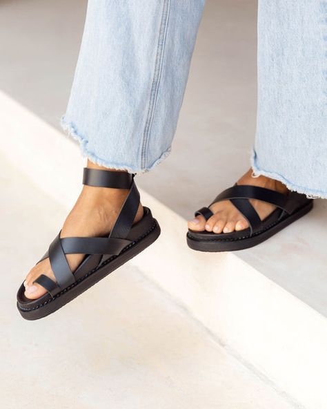 Toe Loop Sandals, Sandals Outfit, Chunky Sandals, Elegante Casual, Black Leather Sandals, Hand In Hand, Sneakers Shoes, Sandals Summer, Strappy Sandals